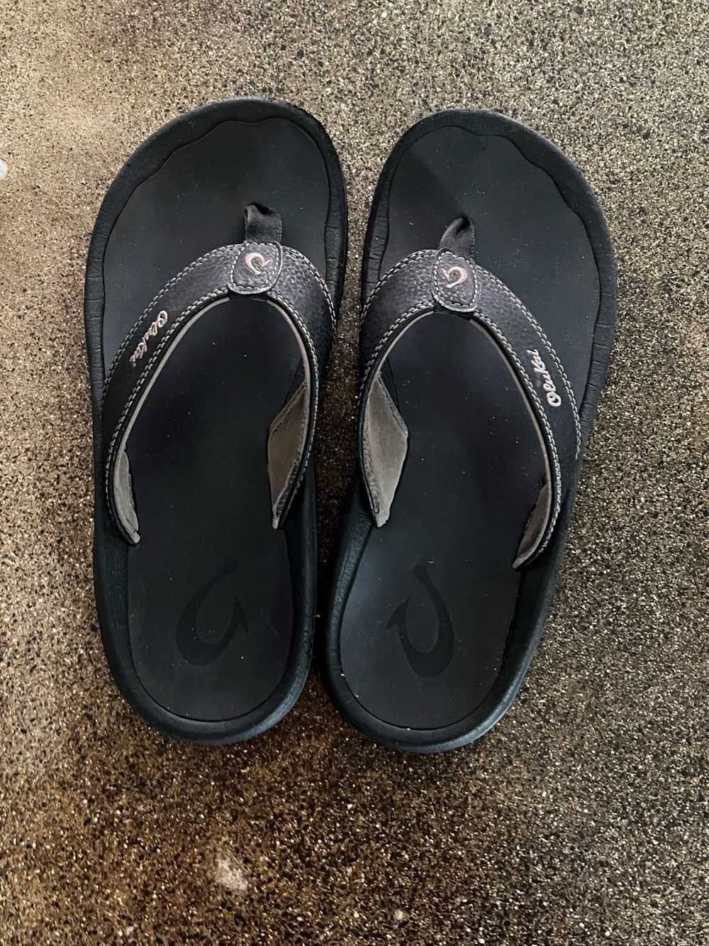 OluKai “Ohana” thong sandals in black and brown